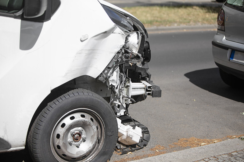 车祸，早上在路上意外损坏和破碎