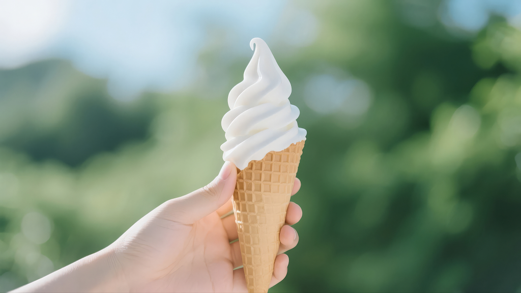 立夏节气手持冰淇淋甜筒夏日清凉背景图