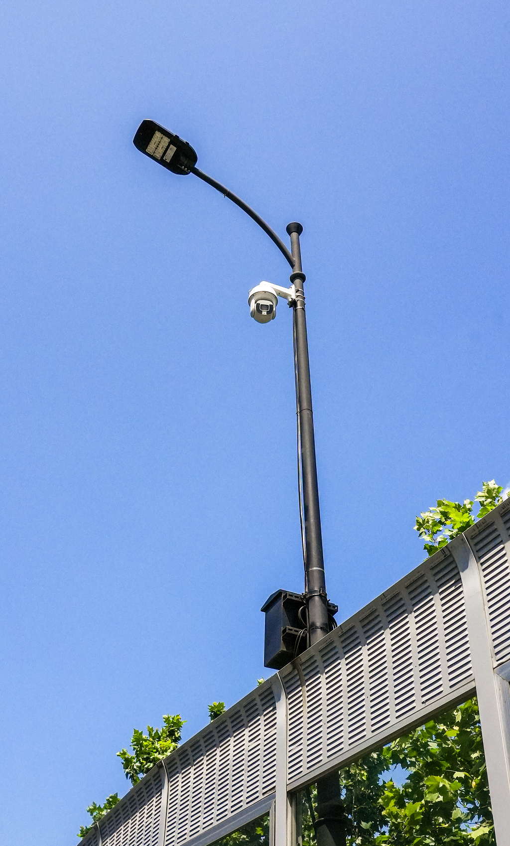 城市建筑物桥上的路灯