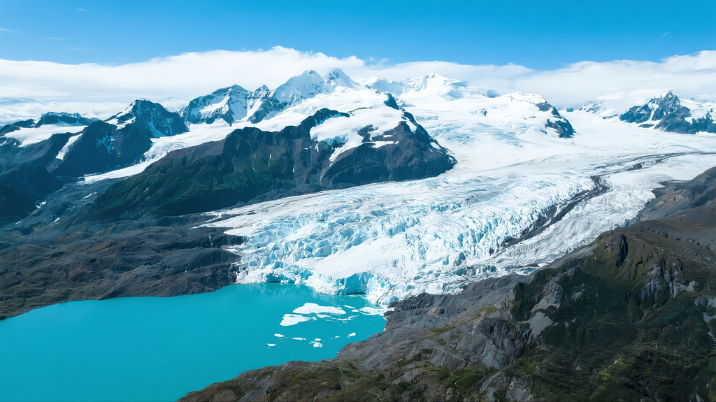冬季冰川雪山湖泊壮丽自然风光旅游航拍