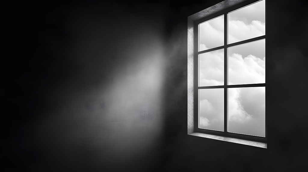 黑暗中，一扇窗户透出光明与云朵