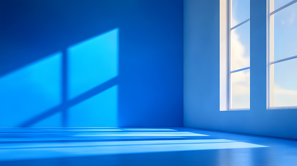 蓝色房间内，阳光透过窗户投射出几何阴影