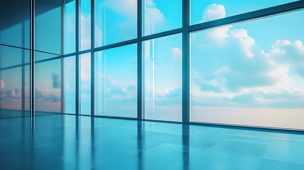 宽敞明亮的玻璃幕墙房间，蓝天白云倒映在光滑的地面上