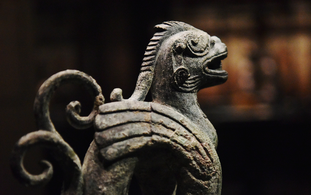 北京出土文物金代皇家饰品铜坐龙头部特写中国传统文化