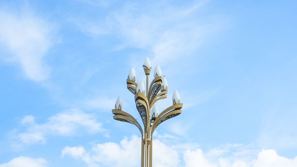 城市电灯建筑物蓝天白云