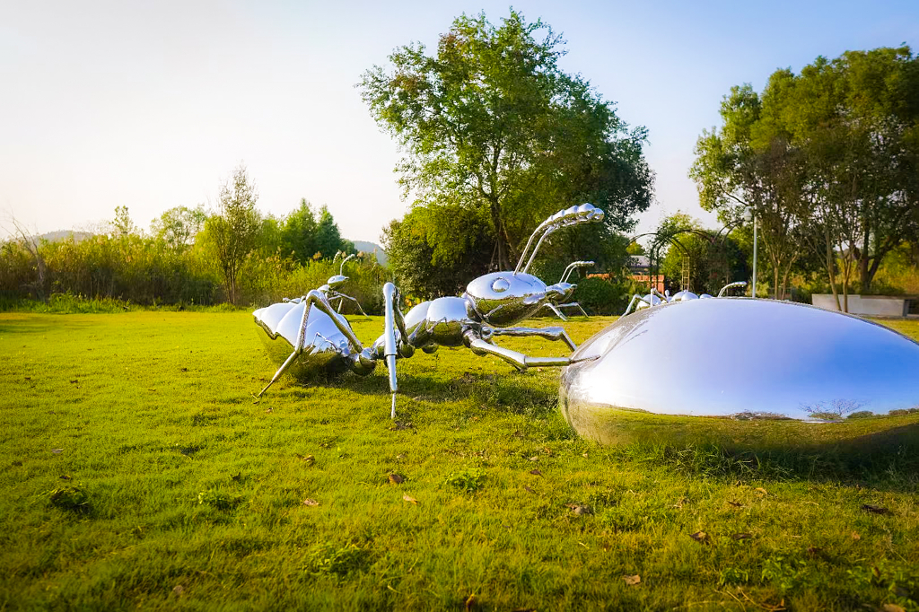 户外自然绿色植物蚂蚁雕塑