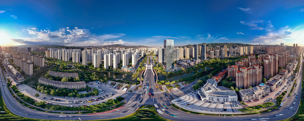 夏日的日落时分航拍西宁城西区全景图