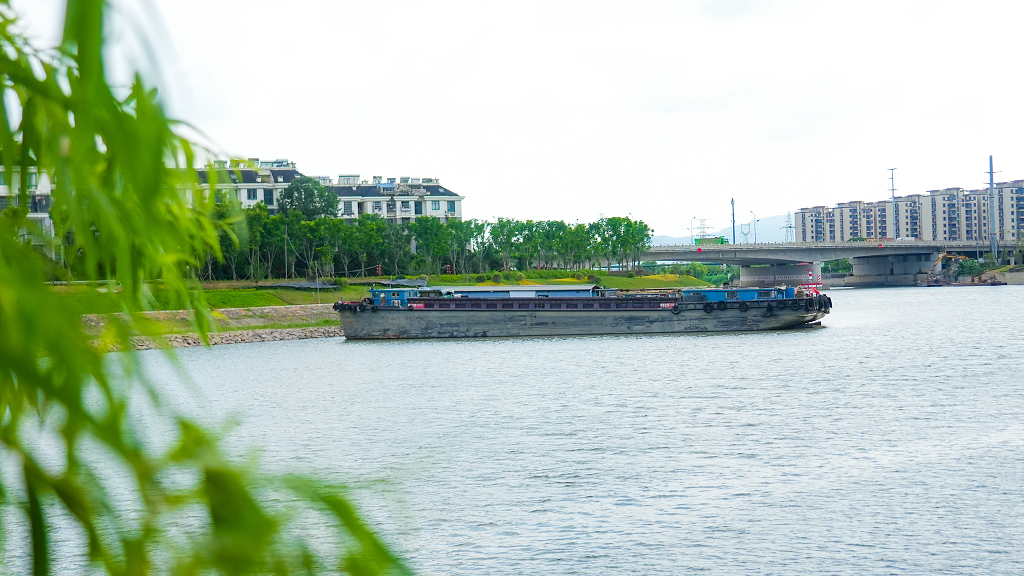 户外自然运河货船