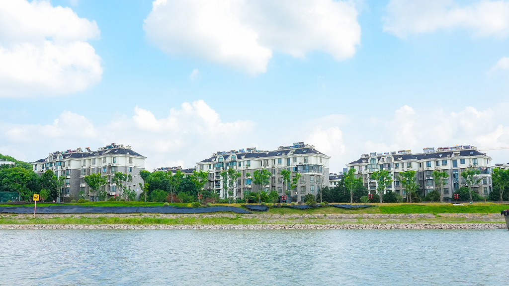 户外河边的房屋小区