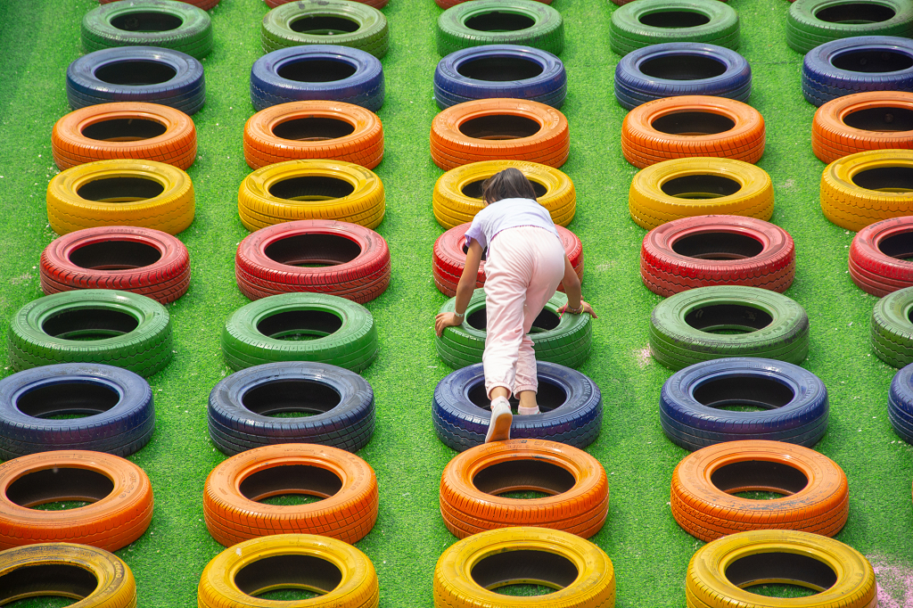 儿童游乐场彩色轮胎坡