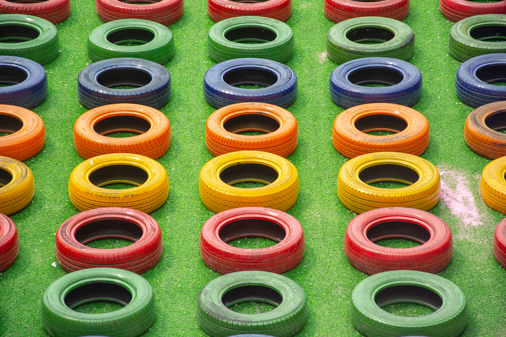 儿童游乐场彩色轮胎坡