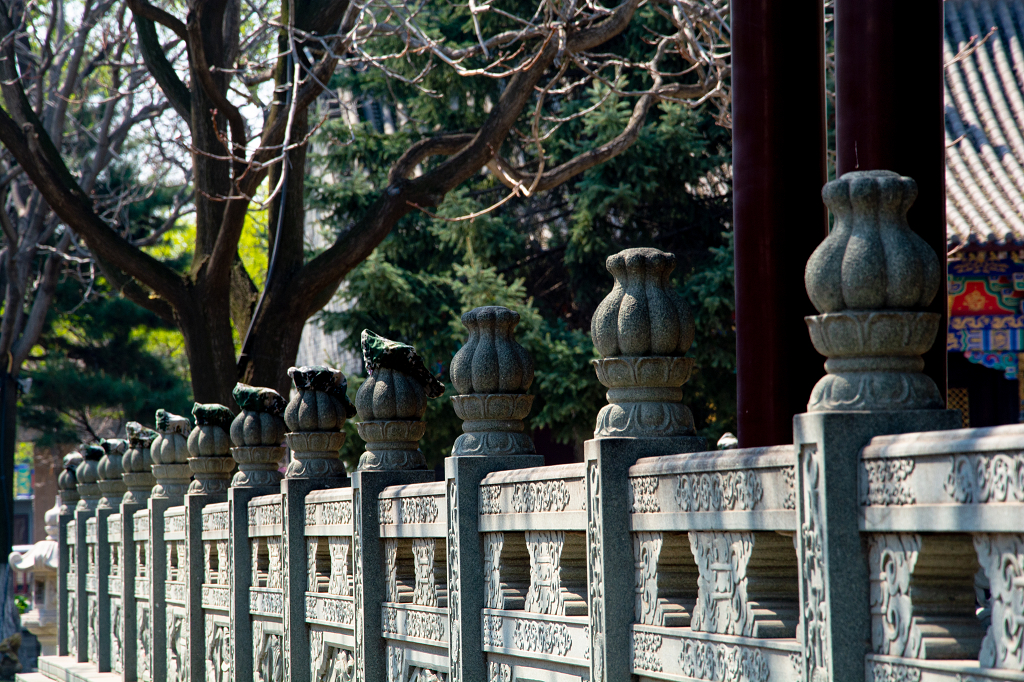 古建筑群落中的石雕围栏