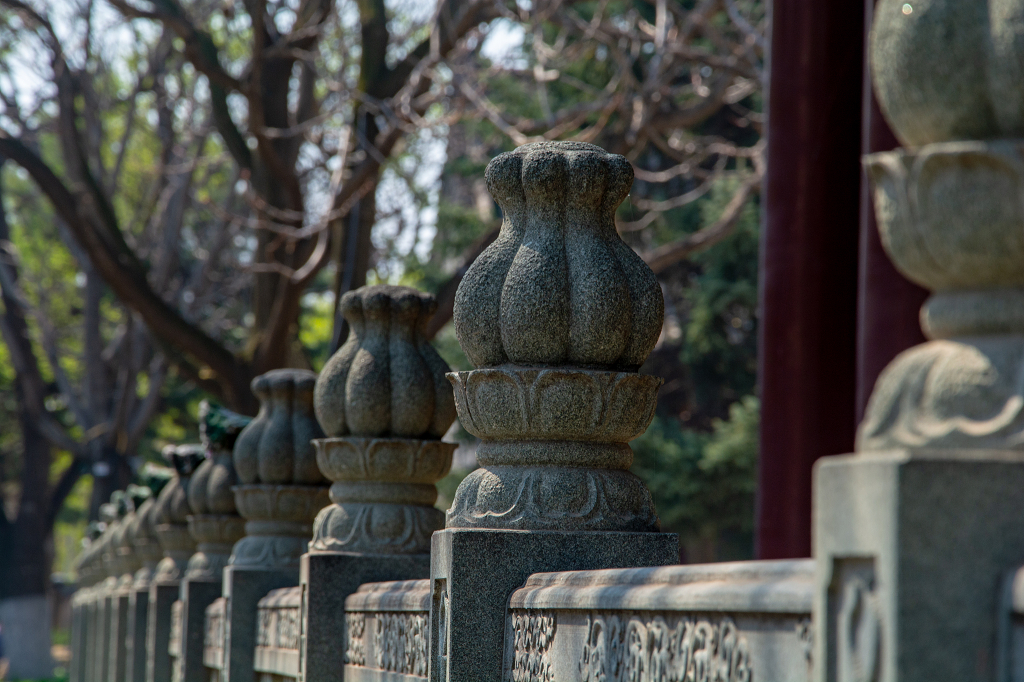 古建筑群落中的石雕围栏