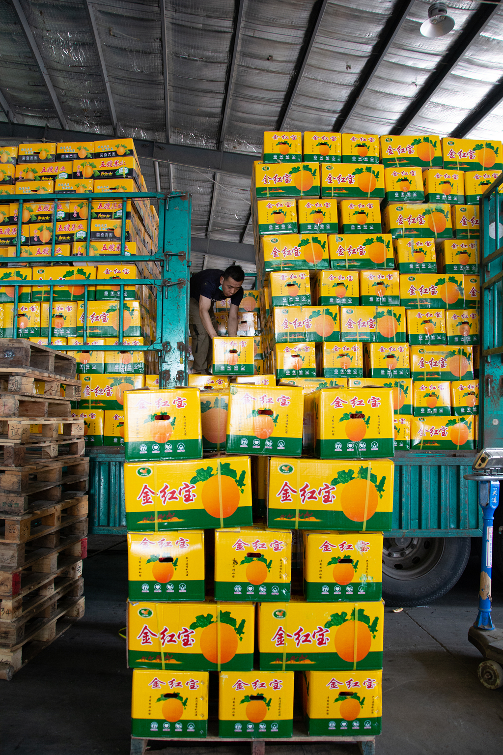 水果运输车辆正在卸货