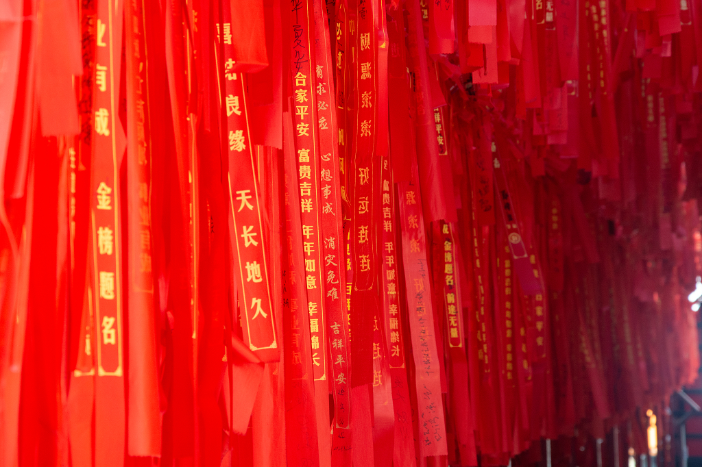 景区的许愿丝带与祈福牌