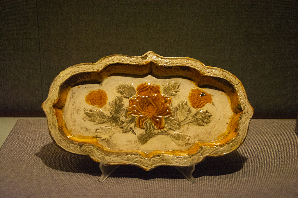 辽代三彩釉海棠盘