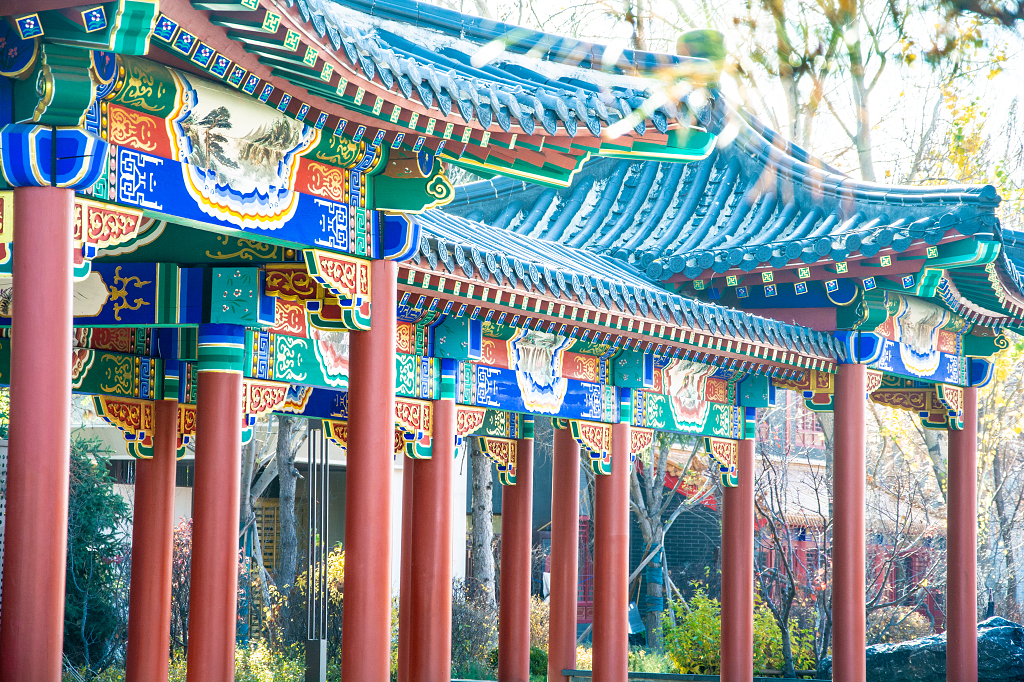 城市公园中的仿古建筑长廊