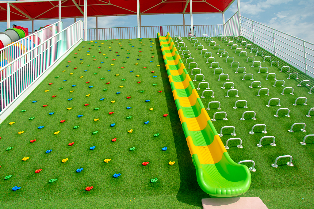 儿童游乐场攀岩石