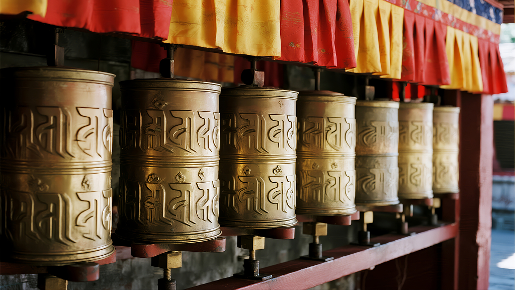 西藏寺庙转经筒宗教信仰文化旅游背景图