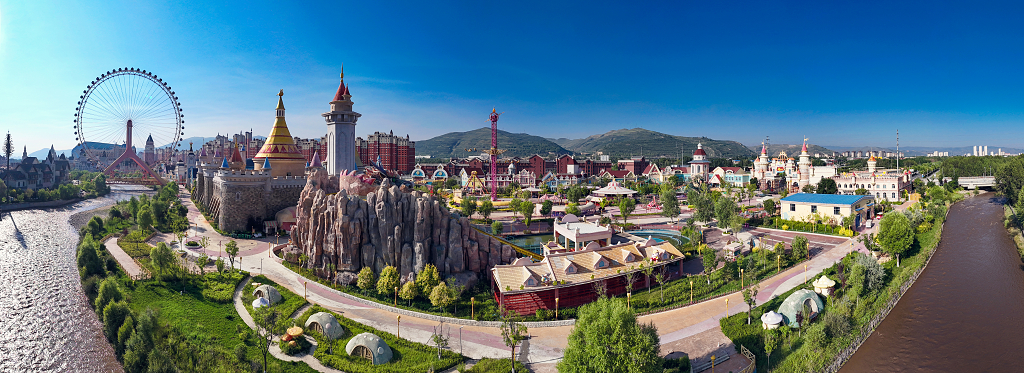 夏日的清晨航拍青海多吧小镇全景图