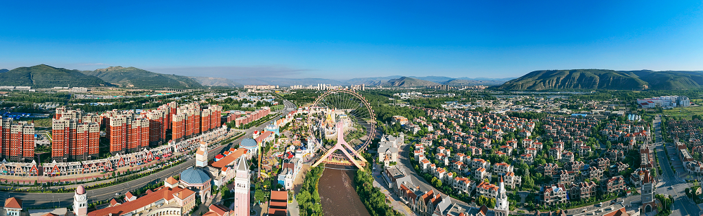 夏日的清晨航拍青海多吧小镇全景图