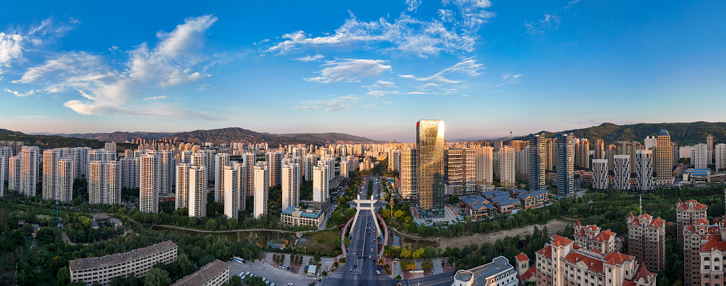 航拍落日时分的城市建筑物剪影