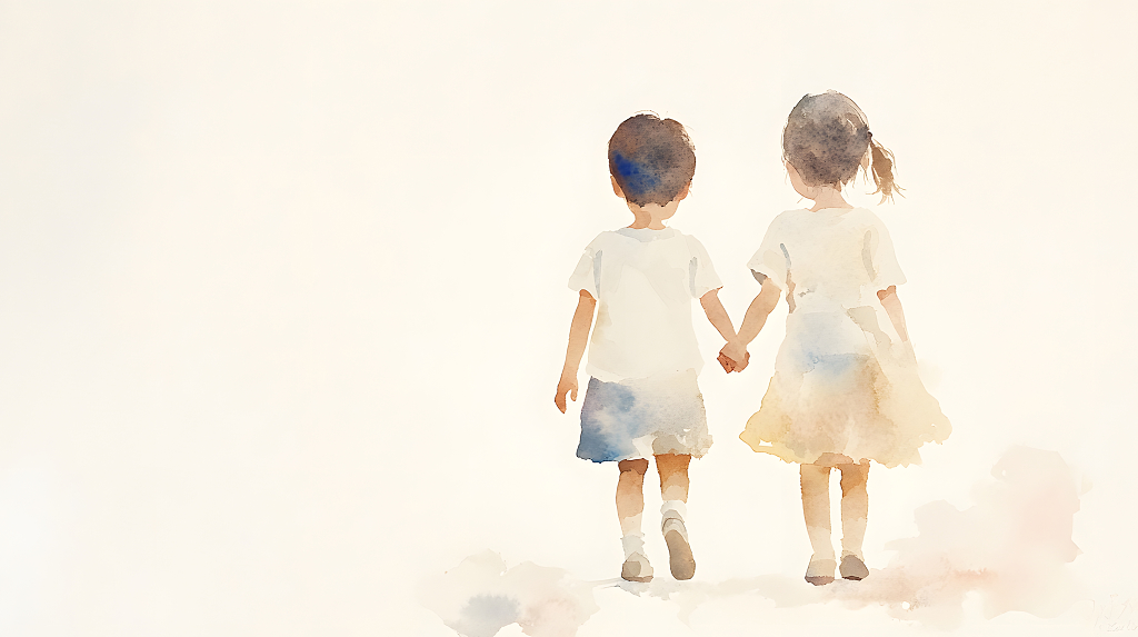 两个孩子手牵手向前走