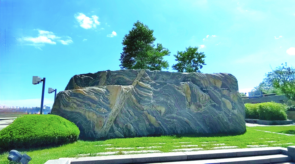 青岛岸边的花纹巨石