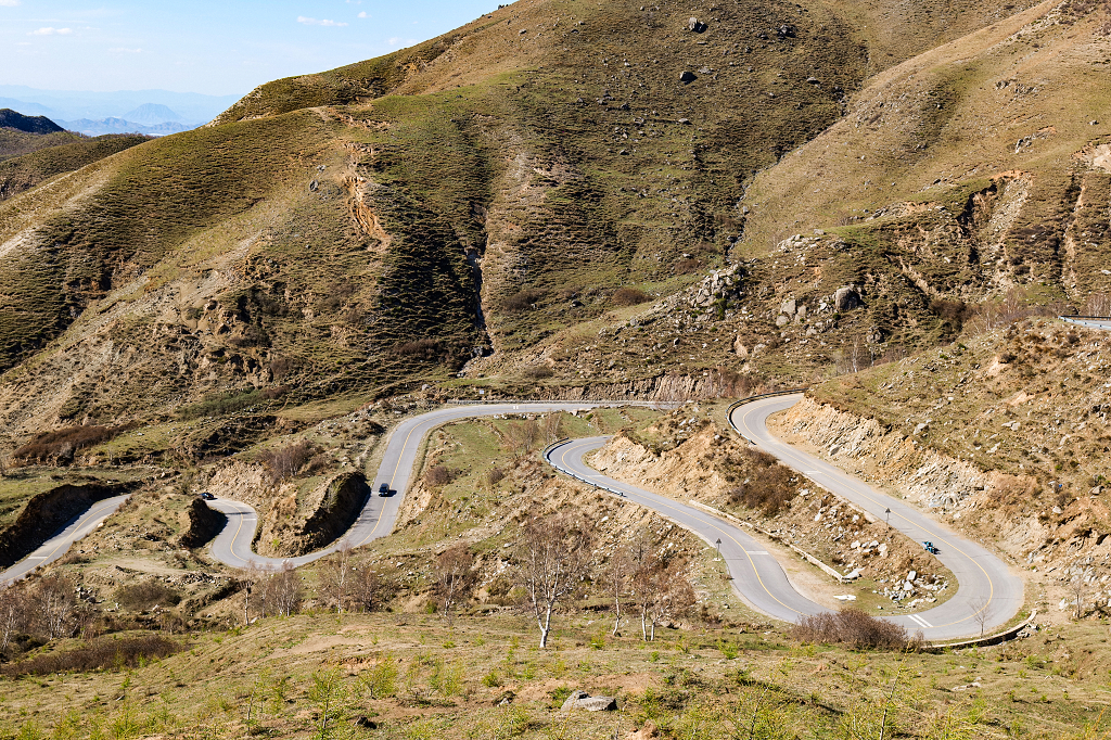 山坡黄土环形盘山公路