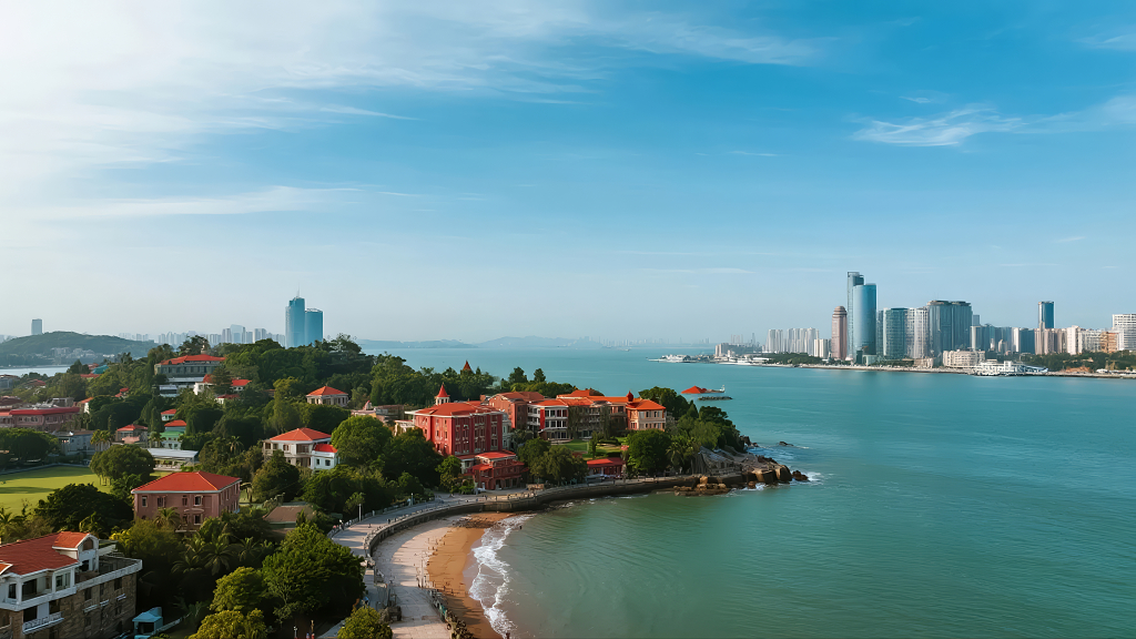 青岛海滨城市红瓦绿树航拍建筑风景背景
