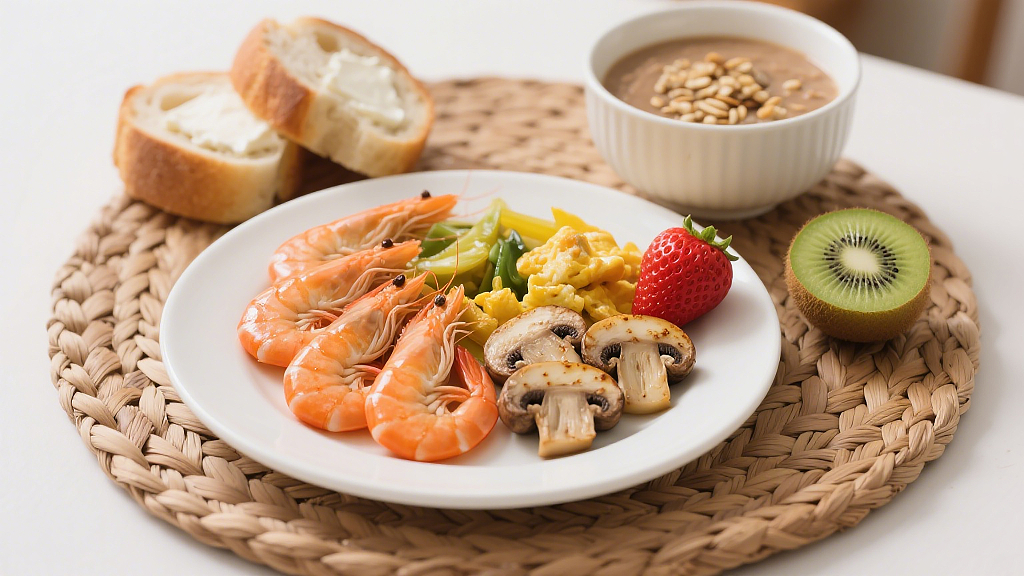 丰富的早餐组合白色餐盘盛有鲜虾炒蛋蘑菇彩椒等抹了黄油的面包