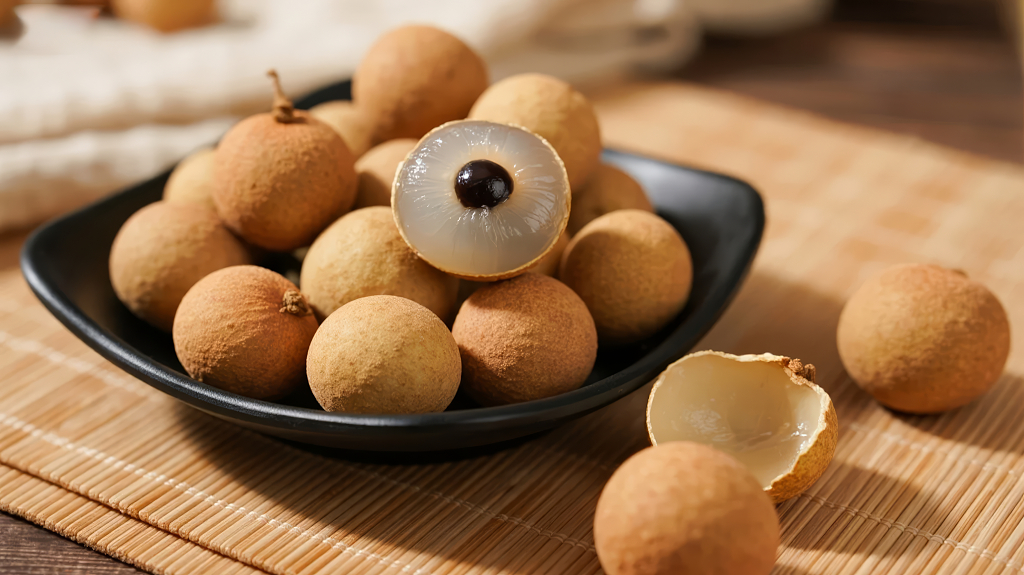 夏季水果龙眼桂圆新鲜营养静物背景图