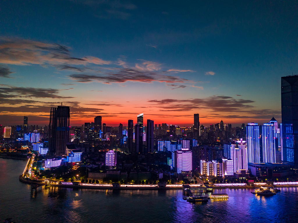 湖北武汉晚霞中的夜景航拍图