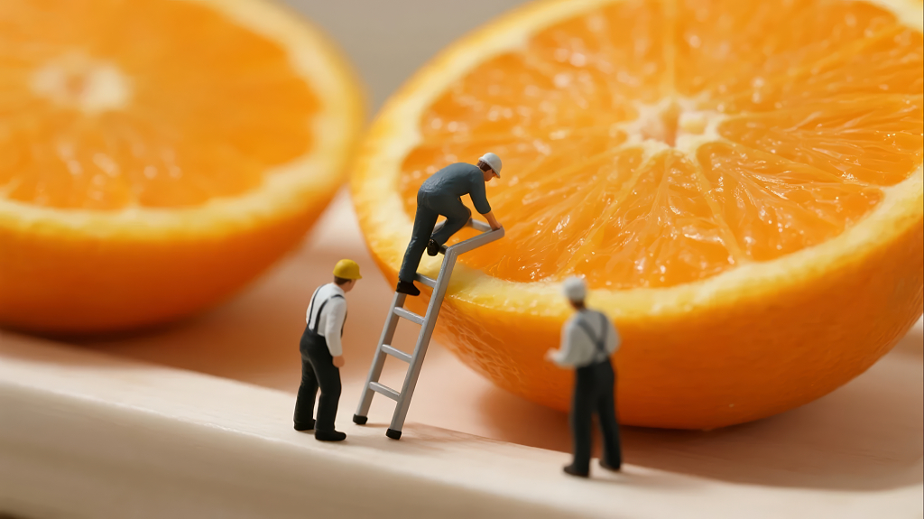 微缩工人橙子水果维生素C概念背景图