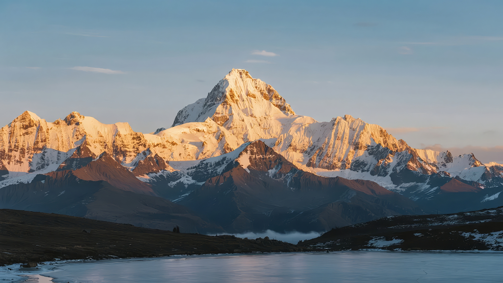 日照金山雪山日出壮丽唯美自然风光背景