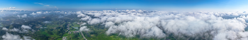 高空俯瞰云海与绿色大地
