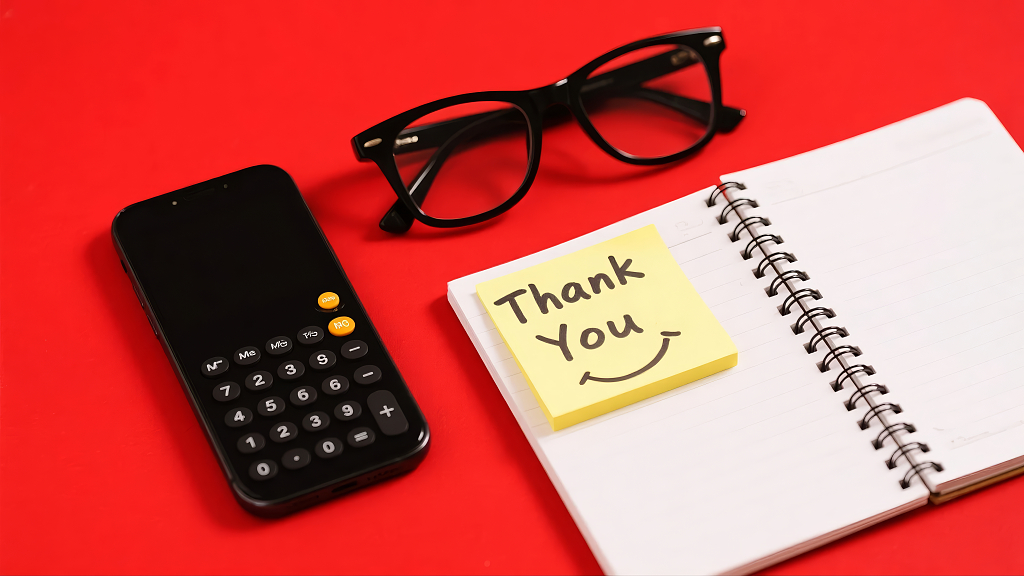 感谢卡片便签办公桌感恩节背景图