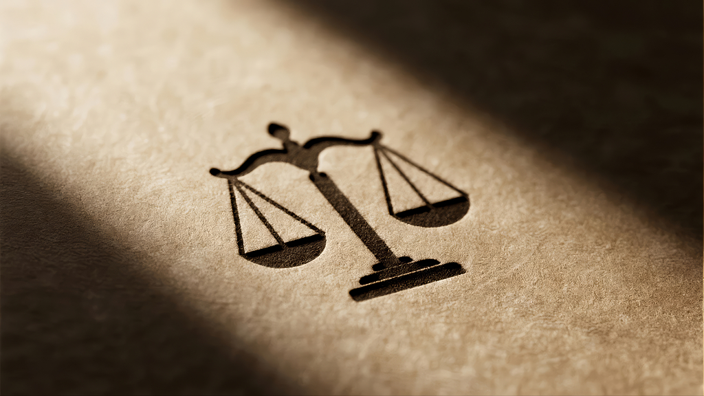 法律天平公平正义符号概念背景图