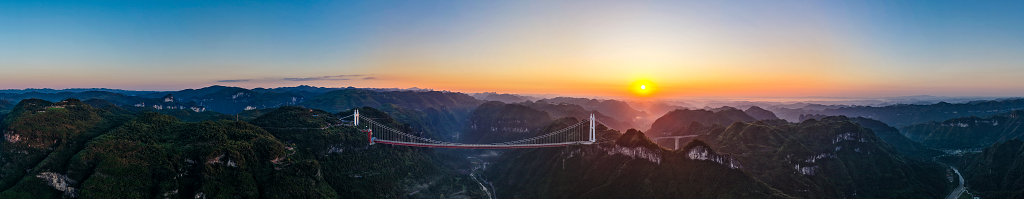 湖南湘西矮寨大桥日出彩霞航拍全景图