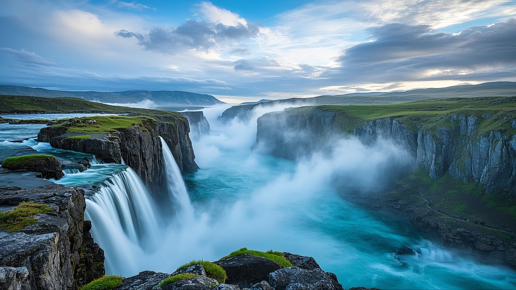 高山瀑布旁的环形建筑景观