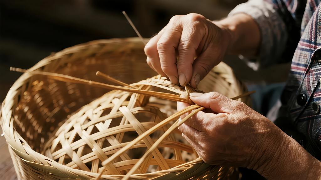 老人手工编织竹篮传统手工艺背景图