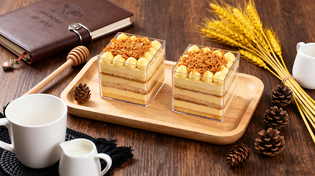 烘焙美食甜品摄影木质托盘上放着两块分层清晰装饰精美的方形蛋糕