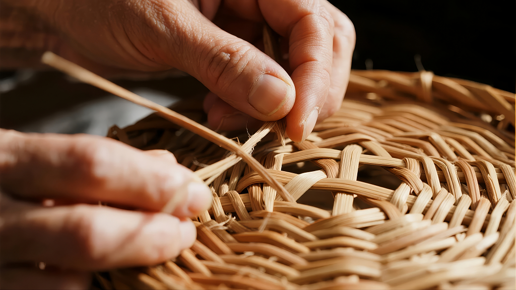 老人手工编织竹篮传统手工艺背景图