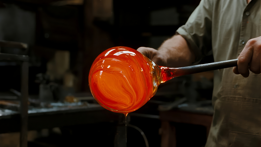 玻璃吹制工匠传统手工艺劳动场景背景