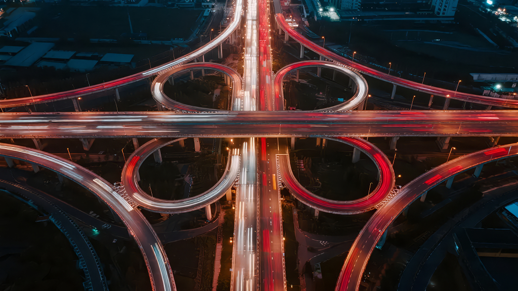 城市立交桥夜景车流的智慧交通科技背景