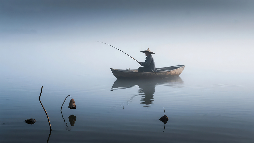 渔夫在晨雾中垂钓的宁静禅意水墨风光