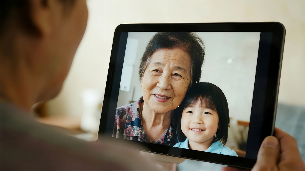 祖孙视频通话的温馨亲情与科技养老背景