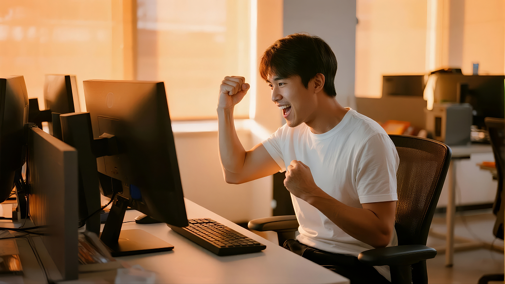 程序员加班成功的喜悦与奋斗人像背景