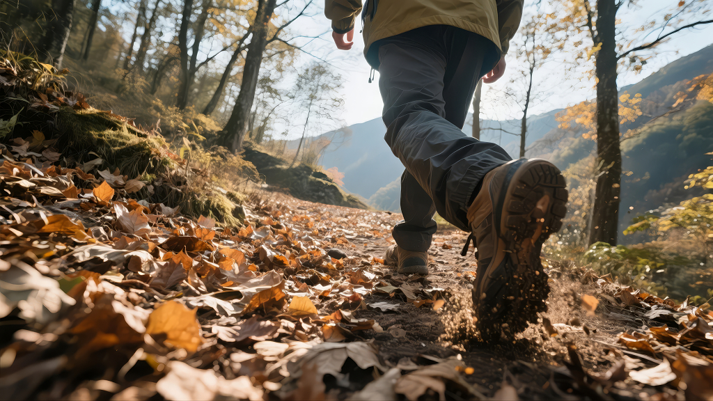 秋季徒步登山鞋的户外运动与探索背景