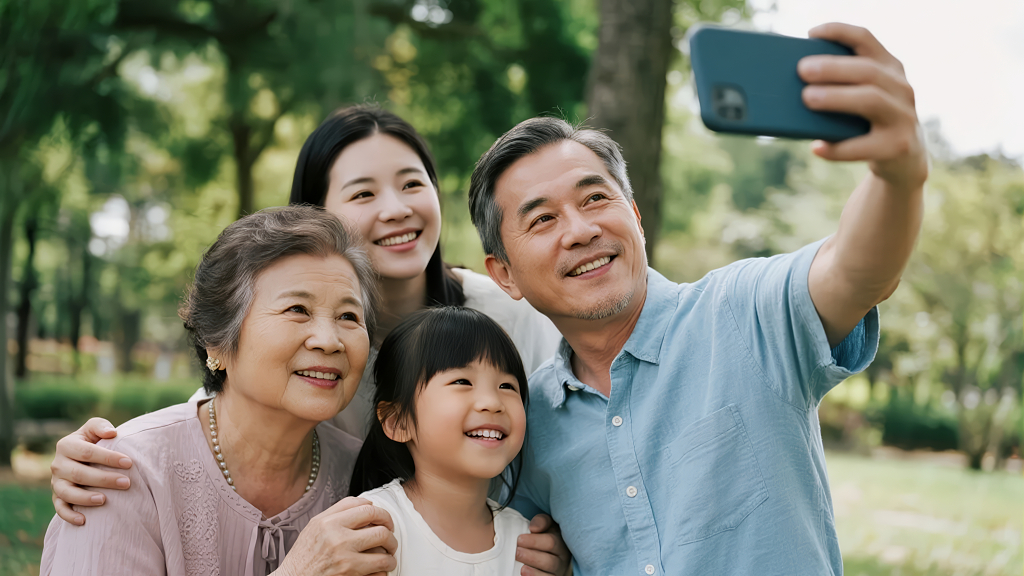 三代同堂公园自拍的幸福家庭生活背景图